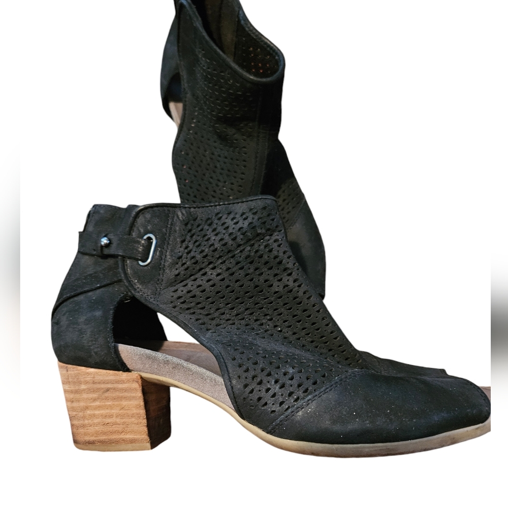 Earth Ivy Harvest Black Open Toe Cutout Bootie 10m